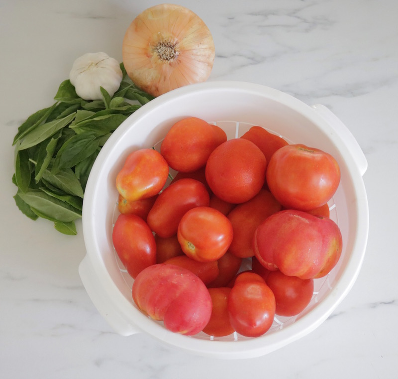 This simple homemade marinara sauce recipe uses fresh tomatoes, garlic, onion and basil. Enjoy it on pasta or use it as pizza sauce.