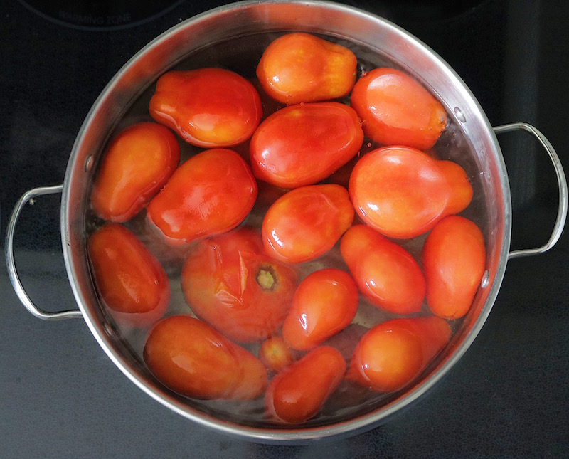 This simple homemade marinara sauce recipe uses fresh tomatoes, garlic, onion and basil. Enjoy it on pasta or use it as pizza sauce.