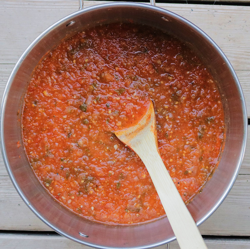 This simple homemade marinara sauce recipe uses fresh tomatoes, garlic, onion and basil. Enjoy it on pasta or use it as pizza sauce.