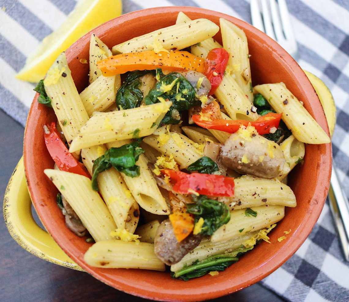 This vegan olive oil pasta recipe is the perfect weeknight or weekend dinner because it's super simple and tastes absolutely delicious.